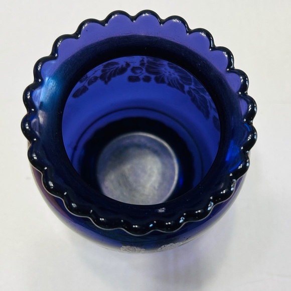 Vase, purple color with white flowers, scalloped edges. - Picture 2 of 4